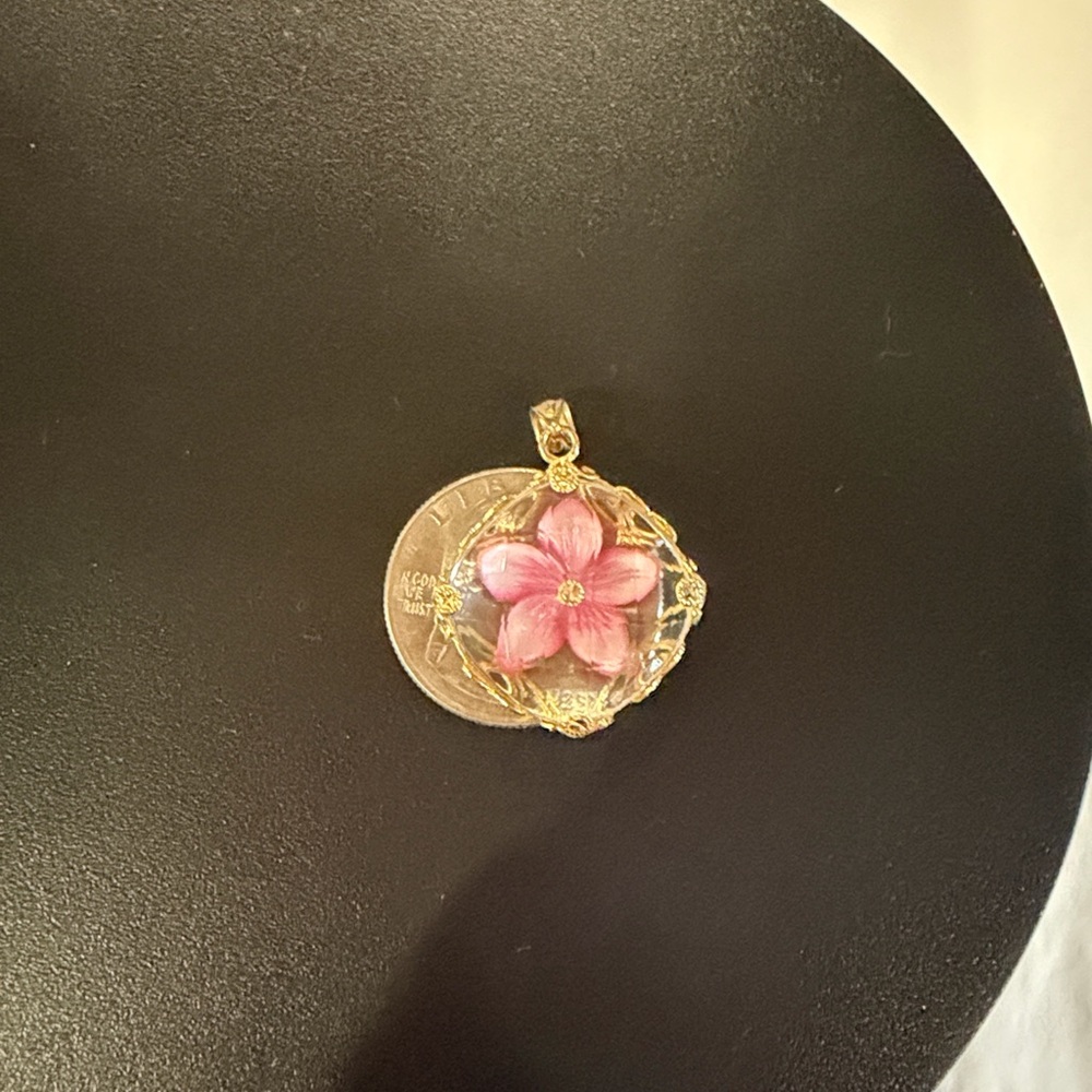 Mother of Pearl 14K Gold Flower Pendant - Picture 5 of 9